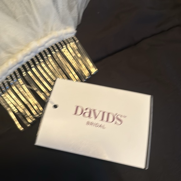 Make offer! NWT Fingertip 2 Tier Bride Veil Beaded edging flower scroll design - Picture 7 of 13